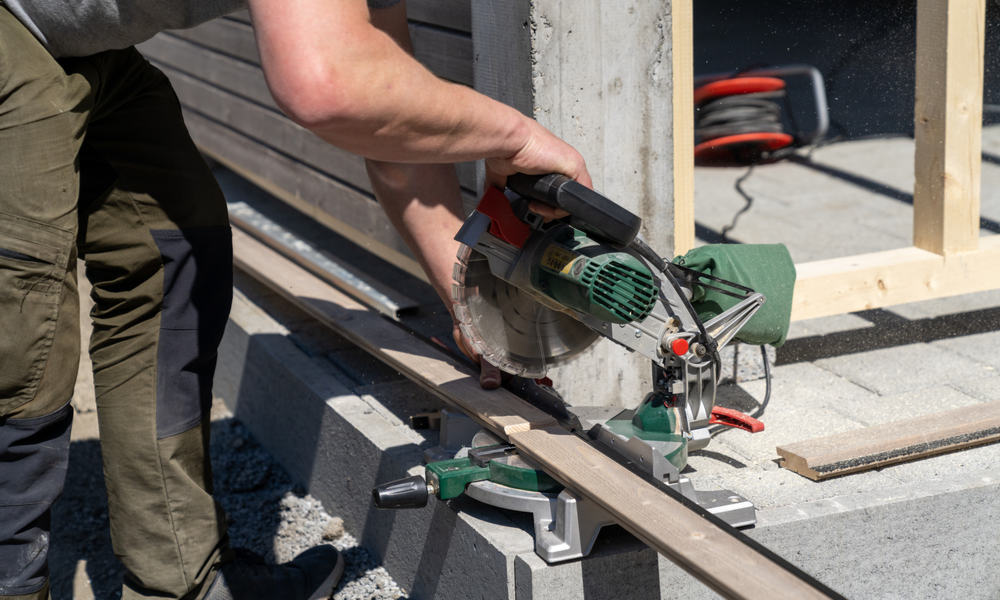 Best Way to Cut Vinyl Siding